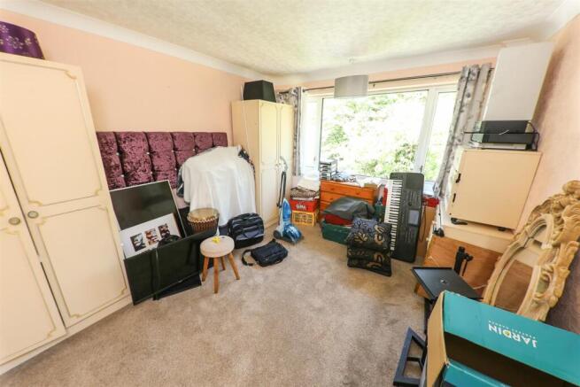 3 bed Semi-Detached for sale Image 12