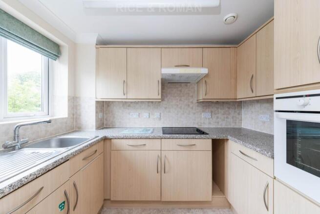 Reeves Court, Camberley photo 4
