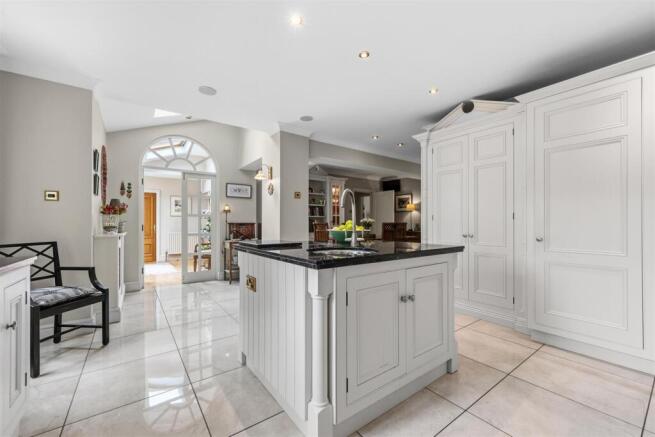 5 bed Detached for sale Image 10