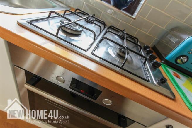 KITCHEN / BREAKFAST: