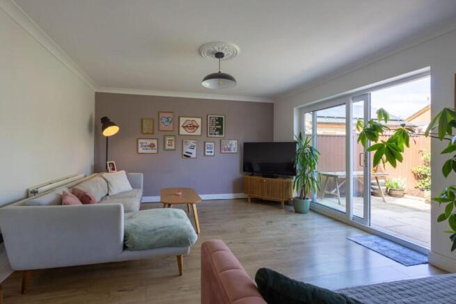 Living Room pic 2.jpg