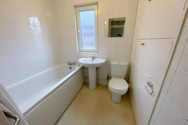 White+bathroom+suite