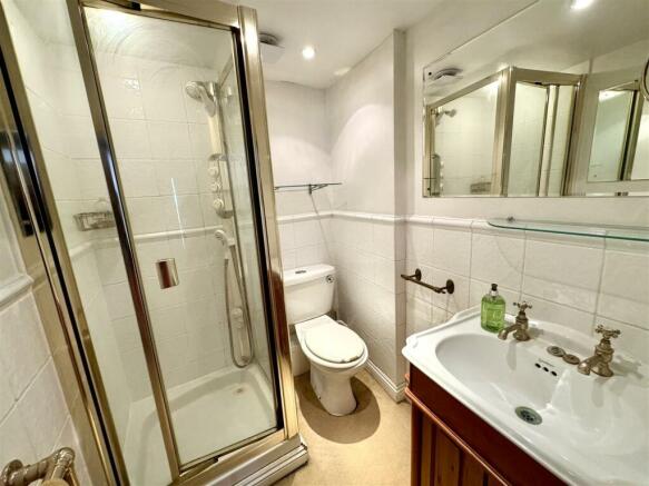 EN-SUITE SHOWER ROOM