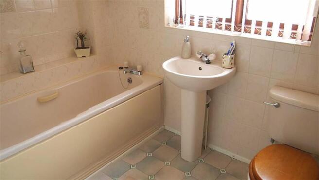 BATHROOM/SHOWER/WC