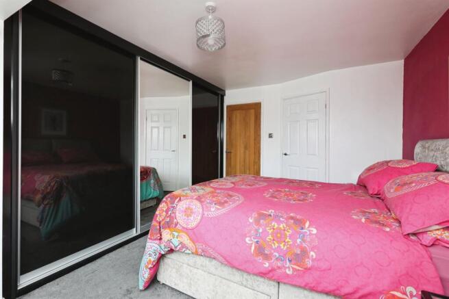4 bed Detached for sale Image 12