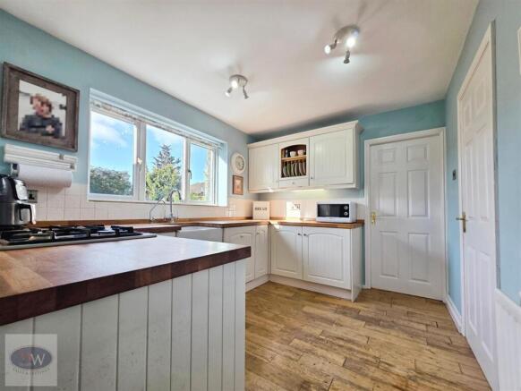 4 bed Detached for sale Image 9