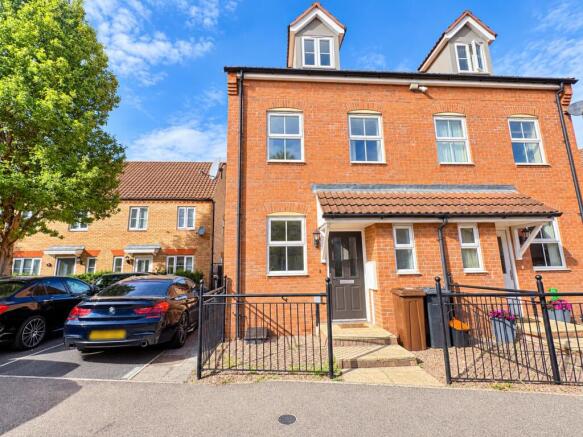 3-bed semi-detached on Anchor Close, Lincoln, LN5, £215,000