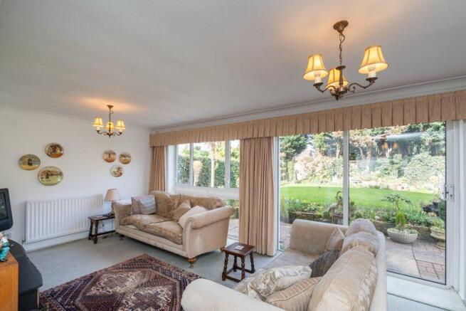 L SHAPED LOUNGE/DINING ROOM