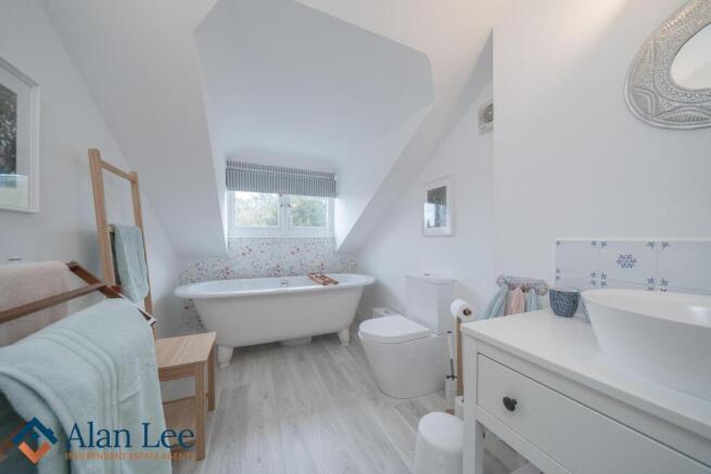 Bathroom (First Floor)