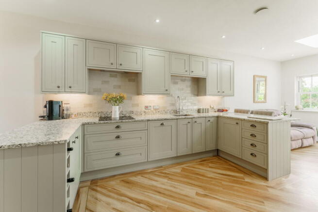 5 bed Detached for sale Image 6