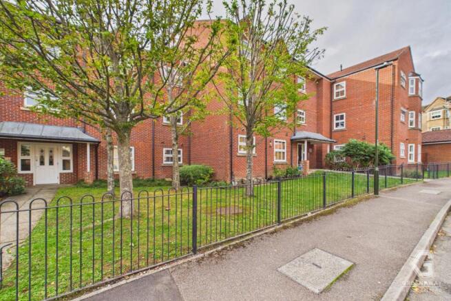 2-bed flat on Maidenbower, Crawley, RH10, £240,000