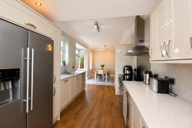 4 bed Detached for sale Image 8