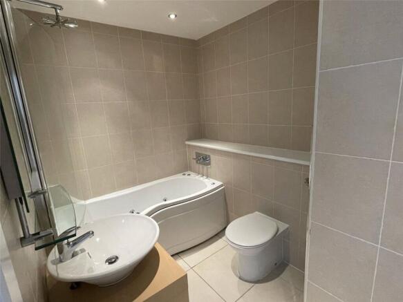 2 bed Apartment to rent Image 12