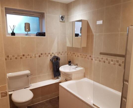 49 Oak Green Bathroom 2 .jpg