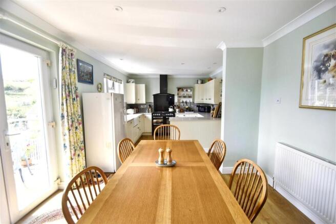 KITCHEN/DINING ROOM