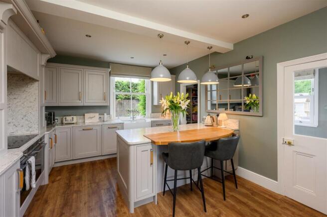 5 bed House for sale Image 10