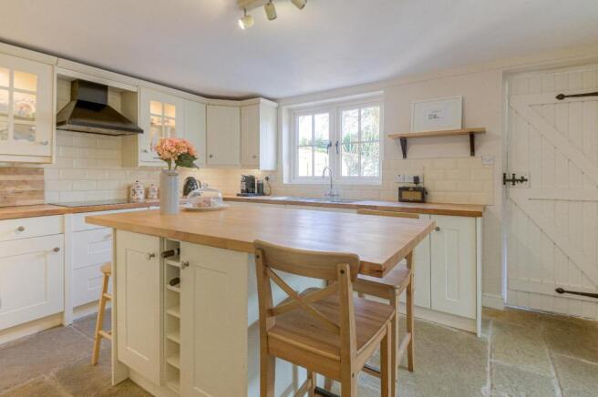 Kitchen-breakfast room (2).jpg