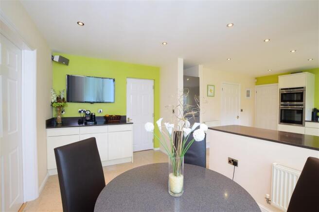 Kitchen/ Breakfast Room
