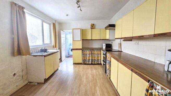 Kitchen 1 (3).jpg