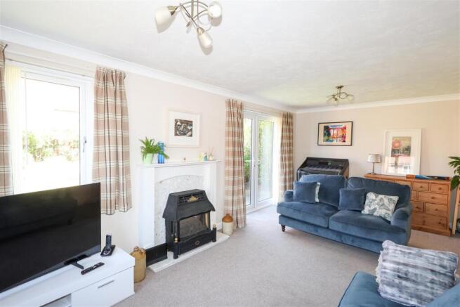 6 bed Detached for sale Image 9