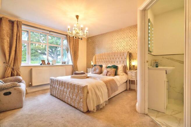 Guest bedroom suite