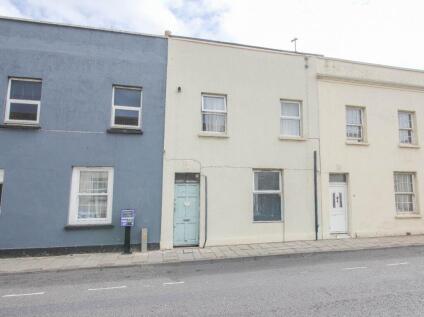 **Central Location**Good Size Garden**No Onward Chain**