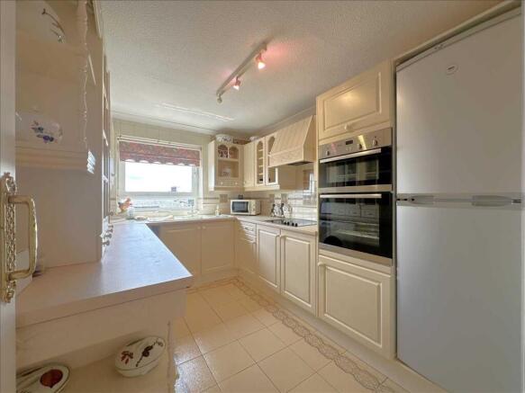 2 bed Flat for sale Image 6