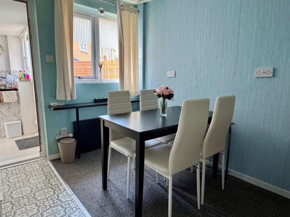 Fairford Crescent, Swindon, SN25 photo 4