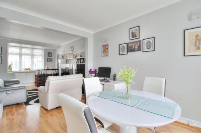 Lounge/Dining Area