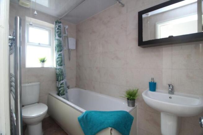 3 bed House Share to rent Image 10