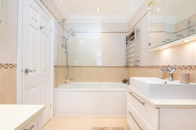 MASTER EN-SUITE BATHROOM