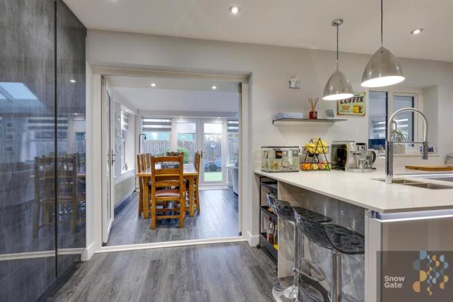 5 bed House for sale Image 9