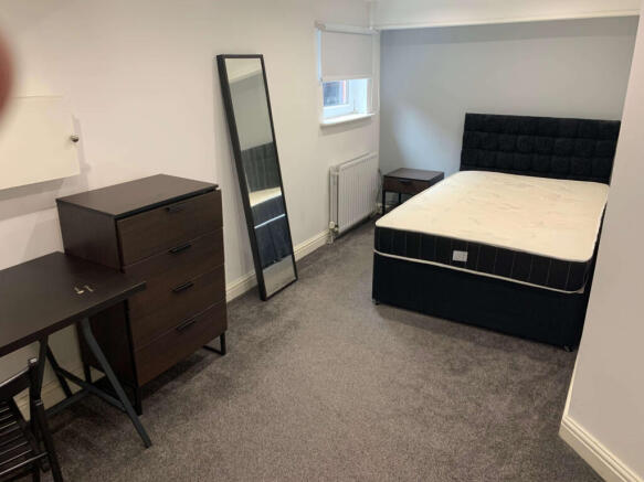 4 bed House to rent Image 10