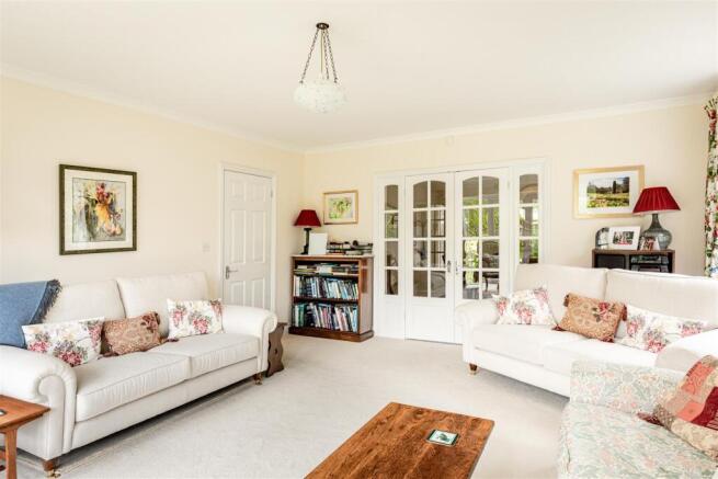 28 Chestnuts Close-7.jpg