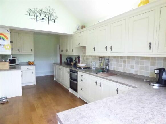 SPACIOUS FITTED KITC
