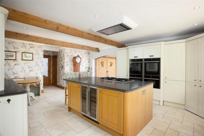 5 bed Detached for sale Image 9