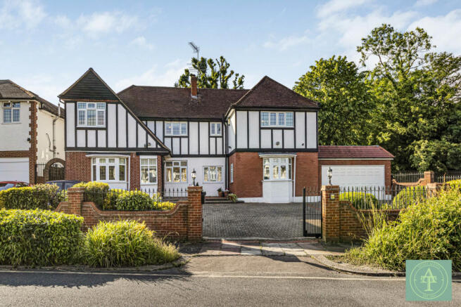 6 Bedroom Detached for Sale