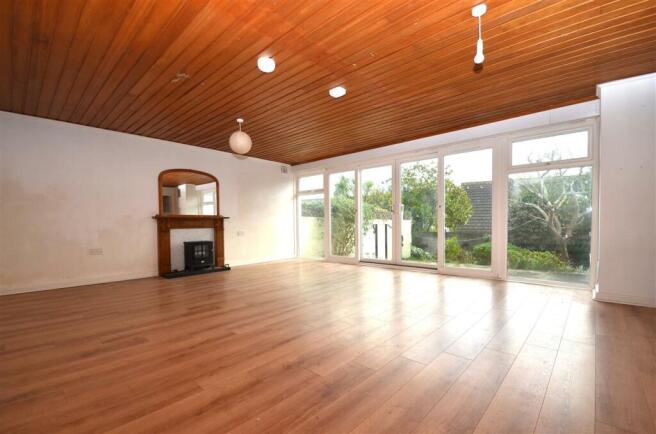 LOUNGE/DINING ROOM