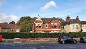 Flat 3, 37 Westvale Court, Alumhurst Road, Bournemouth BH4 8EN