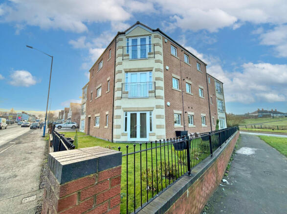 2-bed flat on Oak Court, Gospel Oak Road, TIPTON, DY4 0AA, £160,000