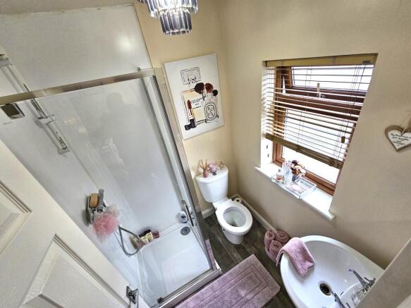 3 bed Apartment to rent Image 9