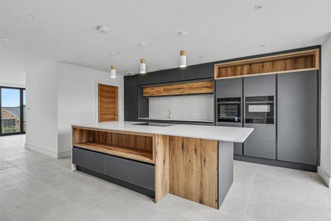 4 bed Detached for sale Image 6