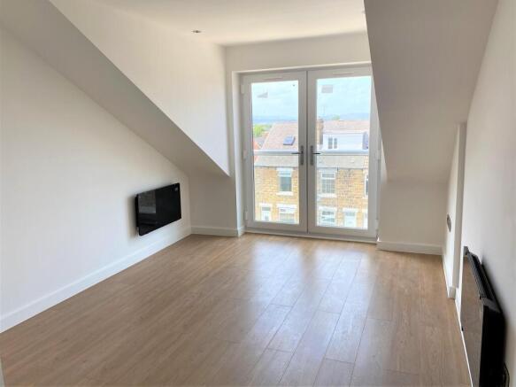 2 bed Apartment to rent Image 4
