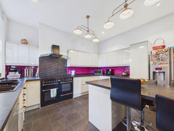 7 bed Semi-Detached for sale Image 4