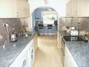 Kitchen/Breakfast Room: