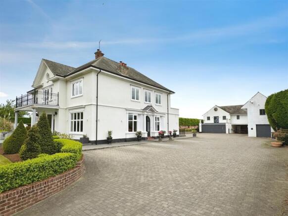 5 bed Detached for sale Image 12