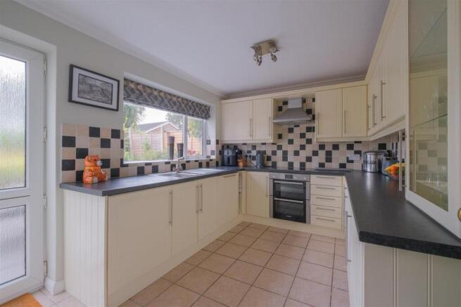 4 bed Detached for sale Image 8