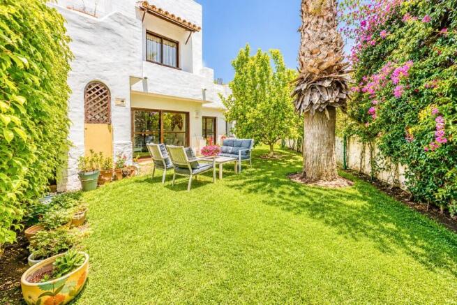 PRIVATE GARDEN