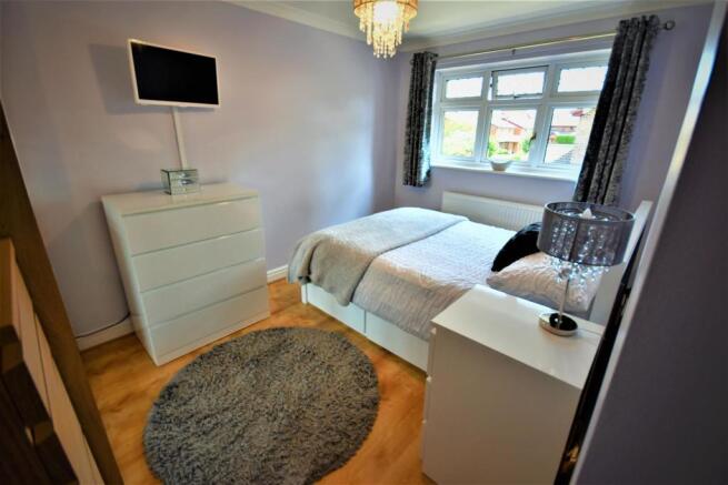 38 Daleside  Bed 2.JPG
