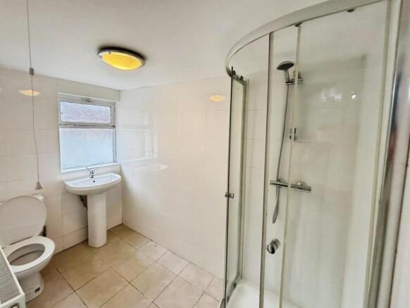 2 bed Apartment to rent Image 9